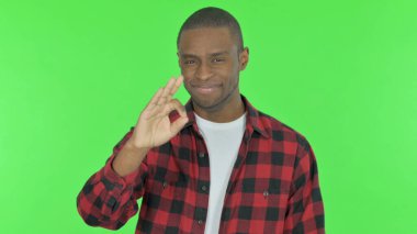 Sarı Arkaplanda Tamam İşareti Olan Genç Afrikalı Adam