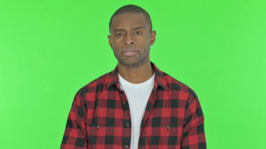 Yeşil Geçmişli Ciddi Afrikalı Genç Adam