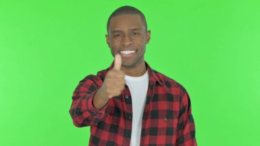 Yeşil Arkaplanda Genç Afrikalı Adam 'dan Başparmaklar Yukarı