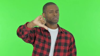 Yeşil Arkaplan 'daki Genç Afrikalı Adam' dan Baş Parmaklıklar