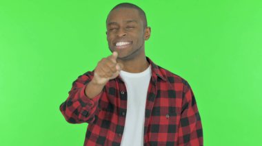 Genç Afrikalı Adam Yeşil Arkaplanda Kamerayı Gösteriyor