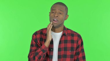 Yeşil Arkaplanda Dişi Ağrıyan Genç Afrikalı Adam