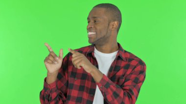 Genç Afrikalı Adam Yeşil Arkaplanda Neşeli Dans Ediyor