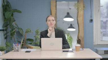 dizüstü bilgisayarda çalışırken düşünme genç iş kadını