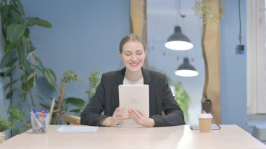 Genç Businesswoman tarafından tablet online görüntülü sohbet