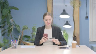 Genç İşkadını Smartphone 'da Başarılı Çevrimiçi Ödeme Yapıyor