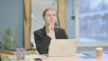 dizüstü bilgisayarda çalışırken düşünme genç iş kadını