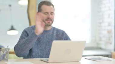 Yetişkin Adam Laptop 'ta Video Sohbeti Yapıyor