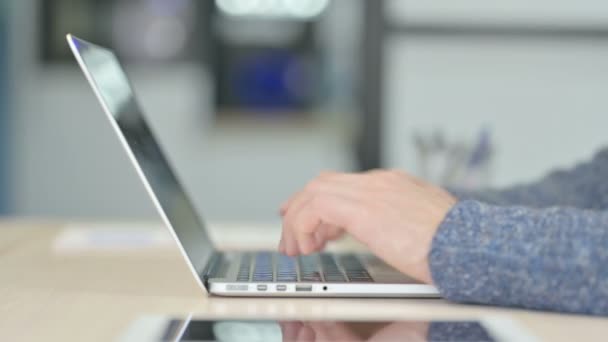Side View Male Hands Typing Laptop — Stock videók
