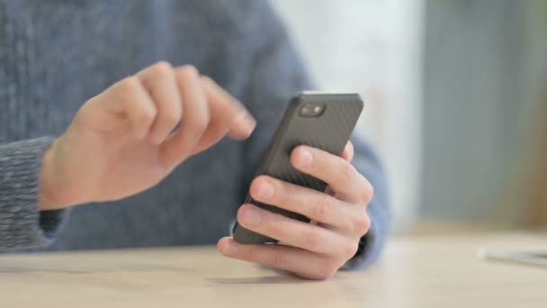 Tutup Man Menggunakan Smartphone — Stok Video