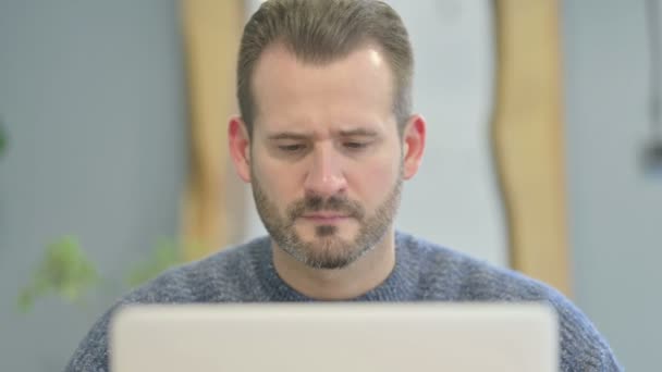 Dizüstü Bilgisayarda Çalışan Başağrısı Olan Yetişkin Adam Yakın Çekimi — Stok video