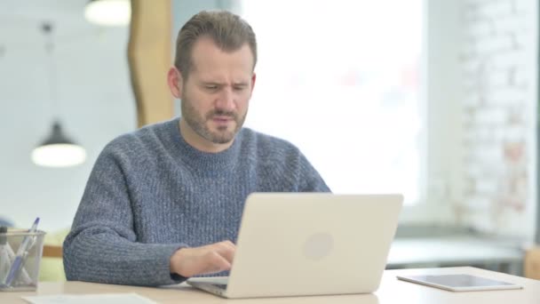 Volwassen Volwassen Man Met Hoofdpijn Tijdens Het Werken Laptop — Stockvideo