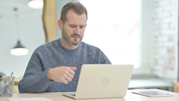 Mature Adult Man Having Back Pain While Using Laptop — Stok video