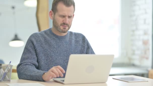 Mature Adult Man Having Back Pain While Using Laptop — ストック動画