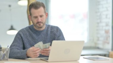 Olgun Yetişkin Adam Ofiste Dolar Sayıyor
