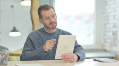 Yetişkin Adam 'ın Tabletteki Çevrimiçi Video Sohbeti