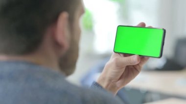 Yeşil Ekran ile Yatay Akıllı Telefonu Tutan Adam