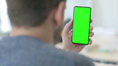 Olgun Yetişkin Adam Yeşil Ekran ile Akıllı Telefon Kullanıyor