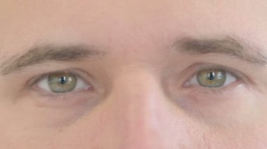 Yanıp sönen Erkek Gözlerine Yaklaş