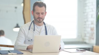 Laptop kliniğinde çalışan doktor