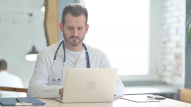 Doktor Klinikteki Kameraya Bakıyor