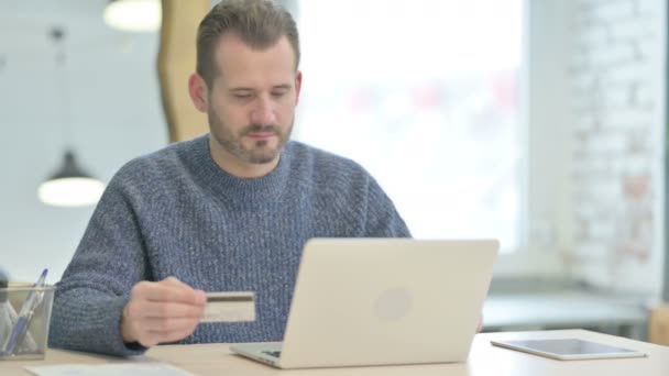 Volwassen Volwassen Man Het Maken Van Succesvolle Online Betaling Laptop — Stockvideo