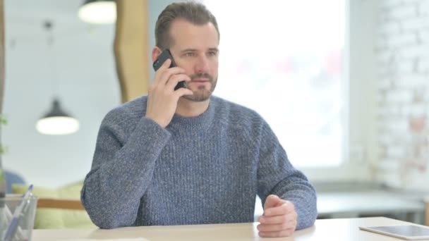 Mature Adulte Homme Parler Sur Téléphone Dans Bureau — Video
