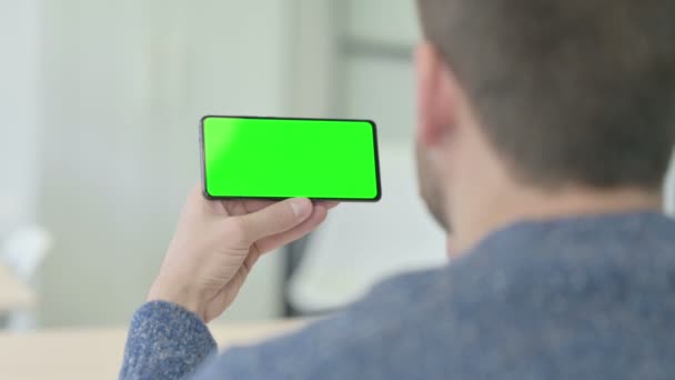 Man Holding Horizontális Okostelefon Zöld Képernyővel — Stock videók