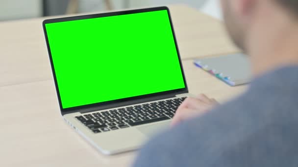 Man Werkt Laptop Met Chroma Key Green Screen — Stockvideo