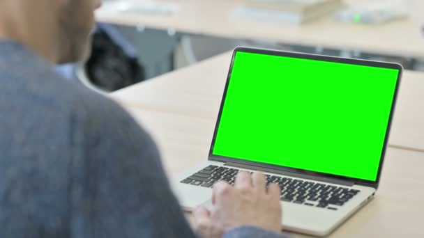Hombre Usando Ordenador Portátil Con Pantalla Verde — Vídeo de stock