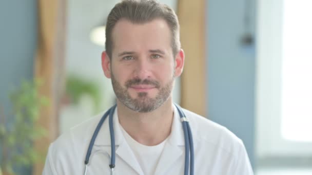 Porträt Eines Lächelnden Arztes Der Klinik — Stockvideo