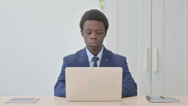 Νεαρός Αφρικανός Επιχειρηματίας Πληκτρολογώντας Στο Laptop — Αρχείο Βίντεο