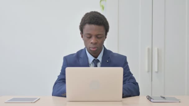 Νεαρός Αφρικανός Επιχειρηματίας Πονοκέφαλο Που Εργάζεται Φορητό Υπολογιστή — Αρχείο Βίντεο