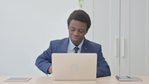 Joven Empresario Africano Con Dolor Espalda Trabajo — Vídeos de Stock