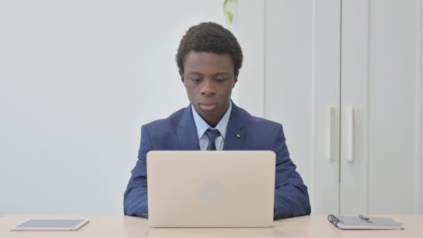 Νεαρός Αφρικανός Επιχειρηματίας Βήχει Στην Εργασία — Αρχείο Βίντεο