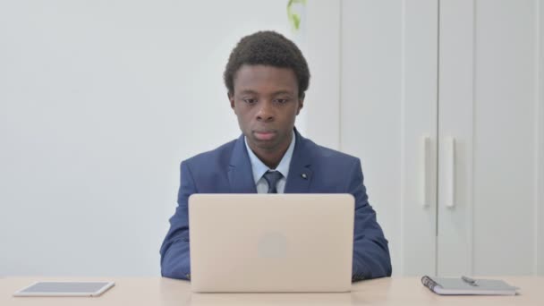 Νεαρός Αφρικανός Επιχειρηματίας Που Έχει Πονόδοντο Στην Εργασία — Αρχείο Βίντεο