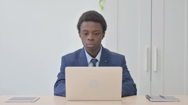 Νεαρός Αφρικανός Επιχειρηματίας Που Αντιδρά Στην Απώλεια Στο Γραφείο — Αρχείο Βίντεο