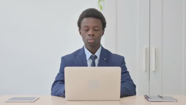 Νεαρός Αφρικανός Επιχειρηματίας Που Κάνει Βίντεο Chat Στο Laptop — Αρχείο Βίντεο