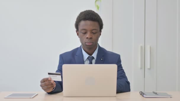 Giovane Imprenditore Africano Che Gode Successo Pagamento Online Sul Computer — Video Stock