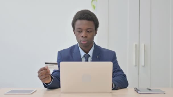 Joven Empresario Africano Desconectado Por Fracaso Pago Línea — Vídeos de Stock