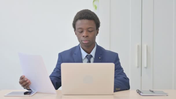 Mladý Africký Podnikatel Pracující Dokumentech Notebooku — Stock video