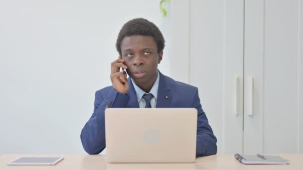 Joven Empresario Africano Hablando Enojado Por Teléfono Trabajo — Vídeos de Stock