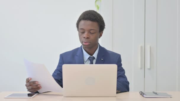 Joven Empresario Africano Frente Pérdida Línea Mientras Hace Papeleo — Vídeos de Stock