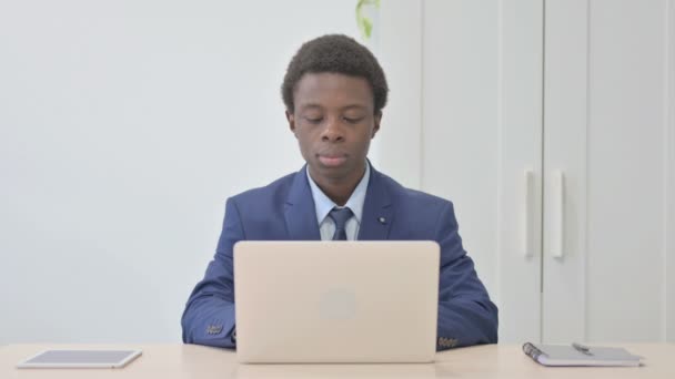 Thumbs Young African Businessman Working Laptop — Video Stock