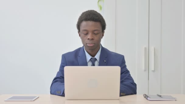 Pulgares Hacia Abajo Por Joven Empresario Africano Que Trabaja Ordenador — Vídeo de stock