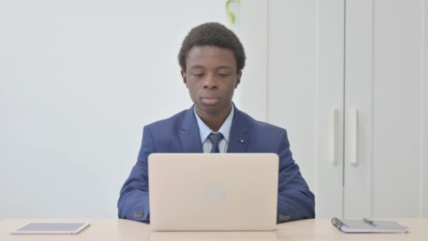 Νεαρός Αφρικανός Επιχειρηματίας Κουνώντας Κεφάλι Στην Απόρριψη Ενώ Εργάζονται Φορητό — Αρχείο Βίντεο