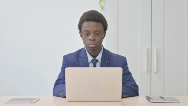 Jovem Empresário Africano Apontando Para Câmera Enquanto Trabalhava Laptop — Vídeo de Stock