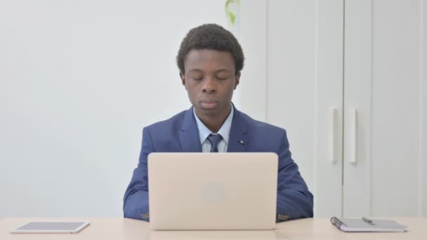 Νεαρός Αφρικανός Επιχειρηματίας Σοκαρισμένος Ενώ Δούλευε Στο Laptop — Αρχείο Βίντεο