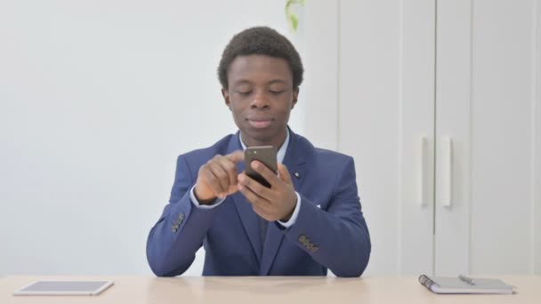 Young African Businessman Browsing Internet Smartphone Office — Video Stock
