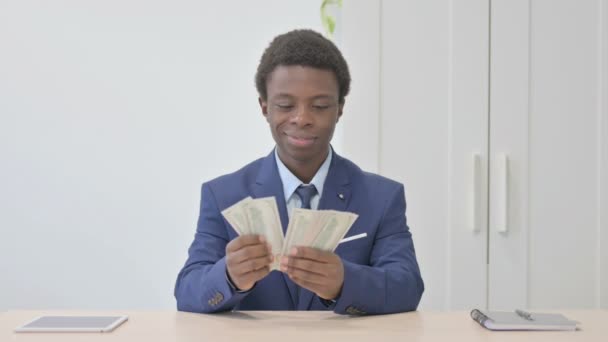 Feliz Joven Empresario Africano Contando Dólares Cargo — Vídeos de Stock